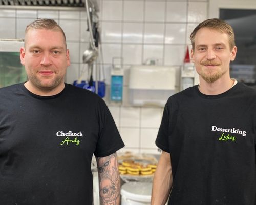 2 Köche stehen in der Küche im Restaurant Wandelbar