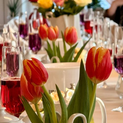 Tulpen auf einem gedeckten Tisch in der Wandelbar Bad Bevensen